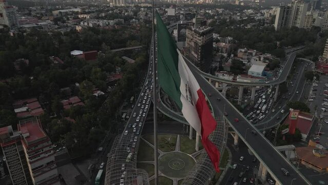 Toma a&eacute;rea de la bandera de M&eacute;xico en la capital del pa&iacute;s.