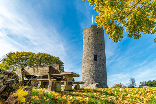Burg Hartenfels im Westerwald an einem sonnigen Herbsttag
