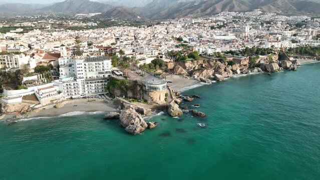 Vista del municipio de Nerja en la zona costera del balc&oacute;n de Europa, Espa&ntilde;a