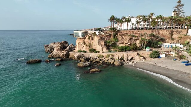 Vista del municipio de Nerja en la zona costera del balc&oacute;n de Europa, Espa&ntilde;a