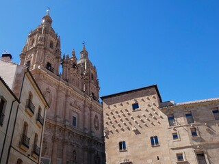 Fototapeta na wymiar La Casa de las Conchas de Salamanca es un antiguo palacio urbano de estilo gótico y elementos platerescos. 