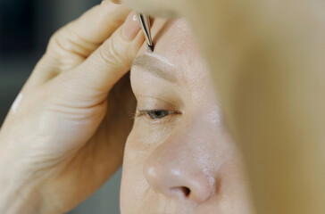 Coloring with white lines of the shape of the eyebrows on the face.