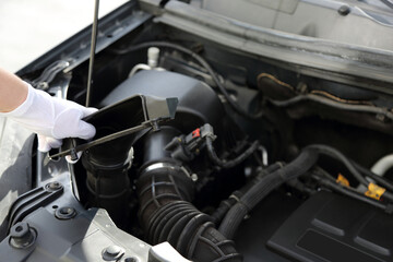 Demontarz, naprawa układu powietrza w komorze silnika samochodu osobowego.