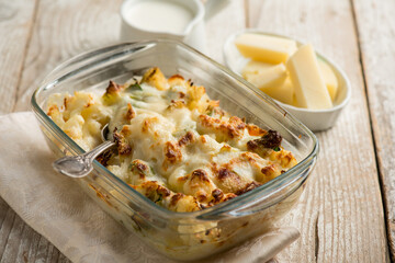 oven cauliflower with chese and. cream sauce