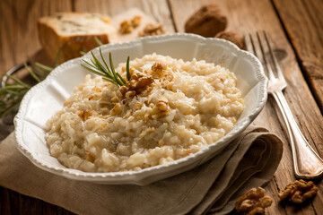 risotto gogonzola and nuts traditiona italian recipe