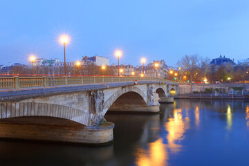 Naklejka na ściany i meble Invalides bridge In the night illumination . Night view of Seine river and bridge in Paris