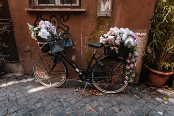 Fototapeta na wymiar Bicycle and flowers in the street