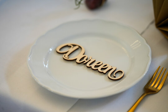 Holznamen auf Teller als Namenskarte f&uuml;r Hochzeit