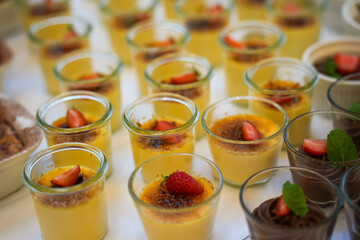 Pudding im Glas mit Erdbeeren als Dekoration