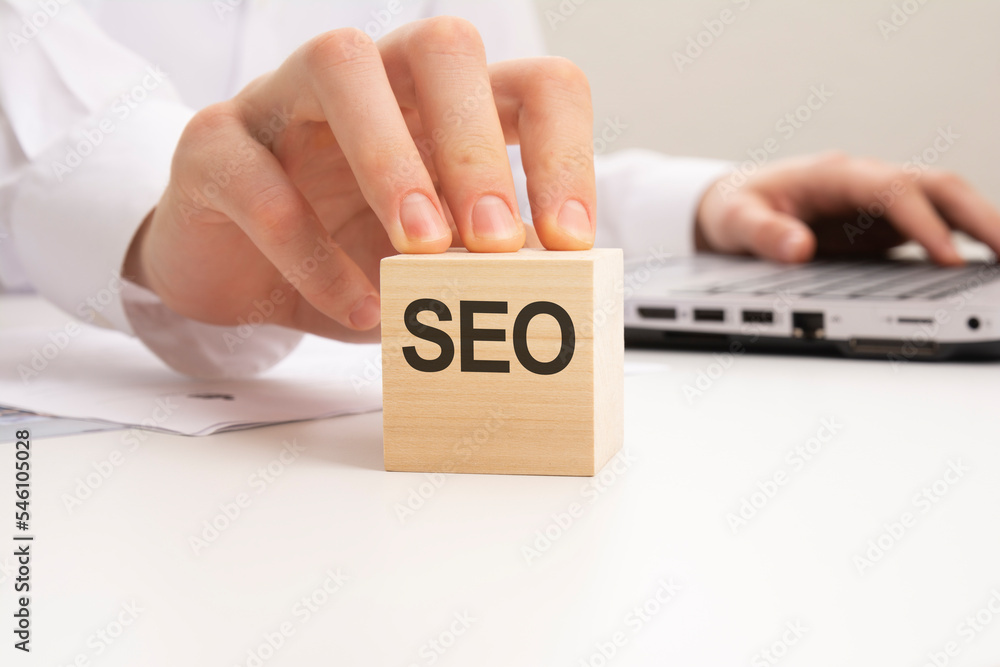 Aufkleber a wooden block with the letters seo written on it on a white background. seo - short for search engi