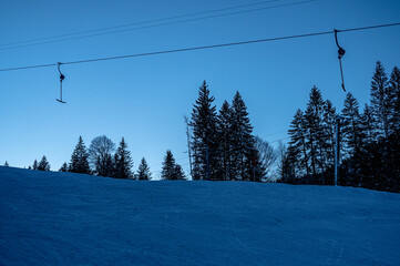 Skilift blaue Stunde