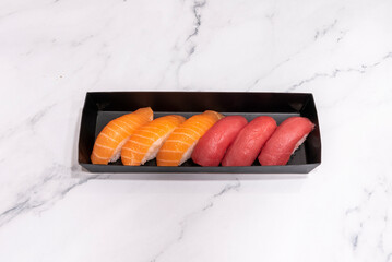 Nigiris de arroz con salmón noruego para seis combinado con atún rojo en envase negro a domicilio