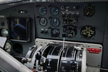 vliegtuigmeters van een bushplane in alaska genomen in een old school vliegtuig dat een vrij modern cockpitdashboard is op een vliegend object om te studeren
