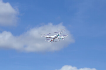 Fototapeta na wymiar Dron latający na tle nieba