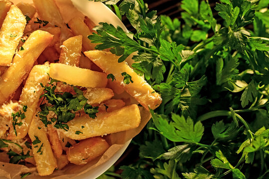 Frytki z parmezanem i pietruszką