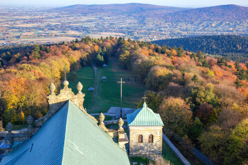 Panorama Gór Świętokrzyskich jesienią rozpościerająca się z wieży widokowej bazyliki Świętego Krzyża  © Monika