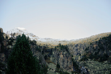 Naklejka premium Mountain seen from the top during a beautiful autumn day