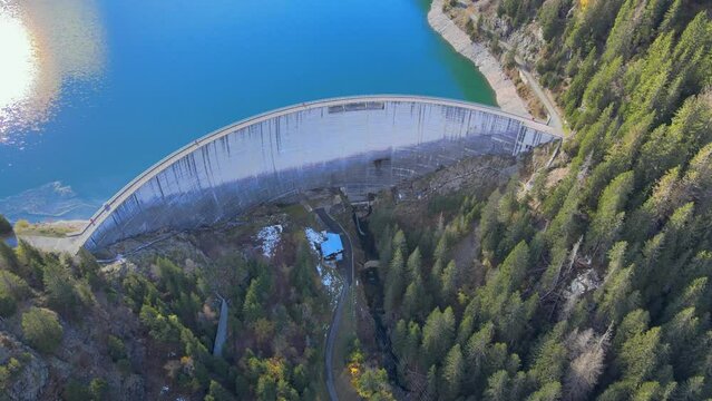 Lac et barrage de Saint-Gu&eacute;rin, Beaufort, Savoie, France