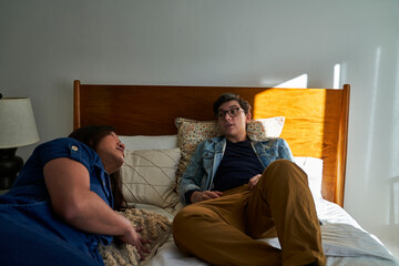 Obraz premium couple relaxing on bed looking at each other talking
