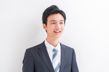 笑顔が素敵な若い日本人男性