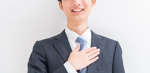 胸に手を当てる日本人男性