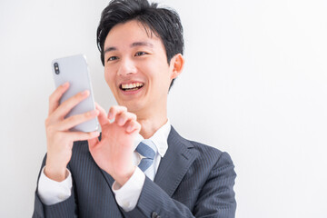 携帯電話を持つ日本人男性