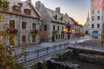 Naklejka premium The pedestrian streets of Cartier Champlain make live the experience of the old city of Quebec, they are filled with shops of all kinds to please tourists.