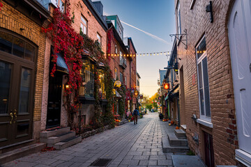 Obraz premium The pedestrian streets of Cartier Champlain make live the experience of the old city of Quebec, they are filled with shops of all kinds to please tourists.