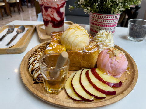 honey toast, sweet dessert in cafe