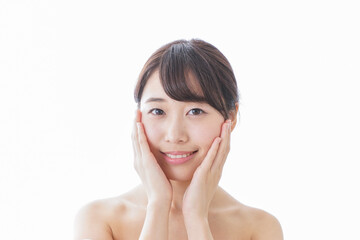 スキンケアをする若い女性