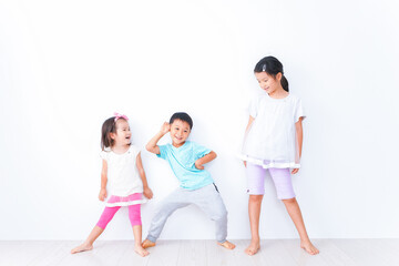 Naklejka premium 仲良く遊ぶ子どもたち