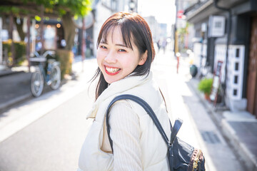 街を歩く女性　trip	