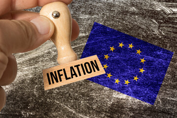 Flagge der Europäischen Union EU und Stempel Inflation