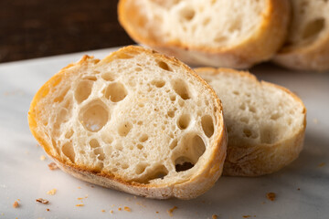 外はパリッと中はしっとりモチモチの、こだわりのバタール