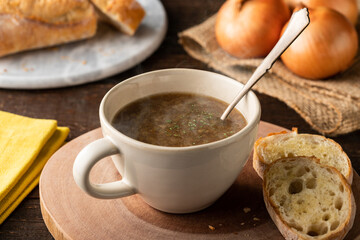 湯気の立つ、あったかい濃厚オニオンスープ