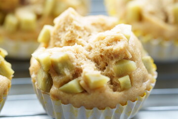 蒸したての、黒糖とサツマイモの蒸しパン