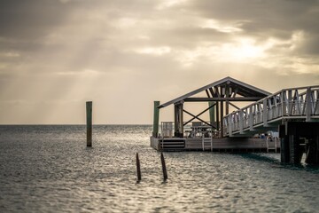 Obraz premium golden rays a sunset over the water and ocean