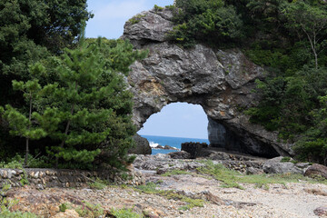 海辺にある穴の空いた岩場