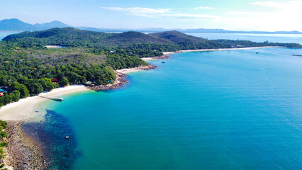 Obraz premium 真っ青な海のビーチリゾートを上空から眺める タイ・サメット島
