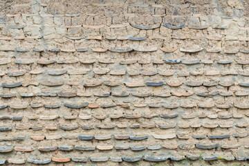 古い瓦の入った土塀