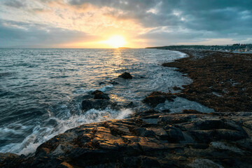 Obraz premium Beautiful seascape sunset scenery of rocky coast at wild atlantic way, Salthill beach, Galway, Ireland 