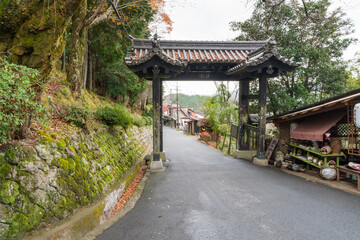 秋の吉野山（金峯山寺黒門）