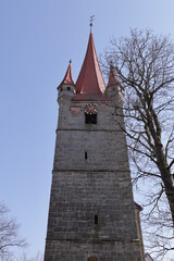 Historischer Kirchturm im Zentrum von Heroldsberg in Bayern