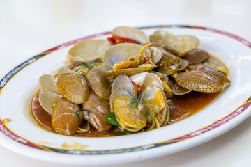 Fry clam with basil sauce dish