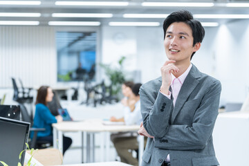 Fototapeta premium オフィスで働くビジネスマン