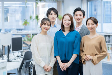 オフィスで働くビジネスマン