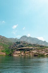 Paisaje oceánico con lago