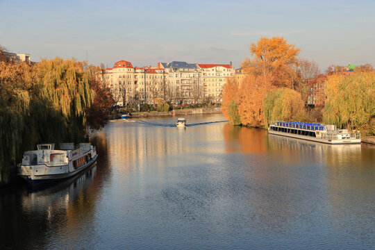 Herbst an der Spree in Berlin-Moabit; Blick von der Hansabr&uuml;cke zum Bundesratufer