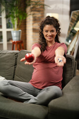 Obraz na płótnie Canvas Pregnant woman choosing between pills and fruit