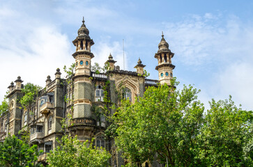 Fototapeta na wymiar Old abandoned British colonial architecture, living apartment house in Mumbai or Bombay, India